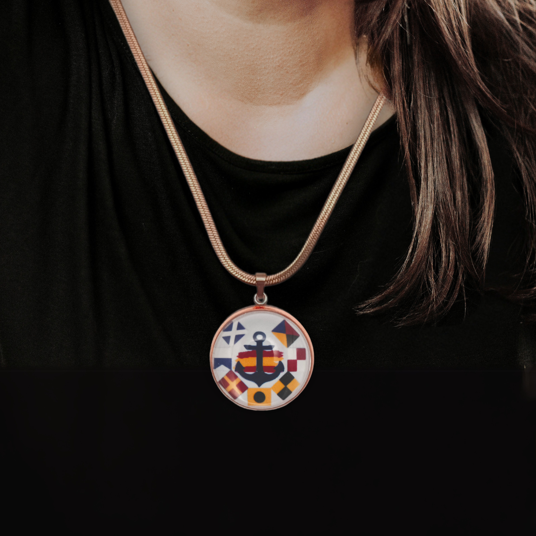 Collar con dije personalizado de nombre en banderas náuticas