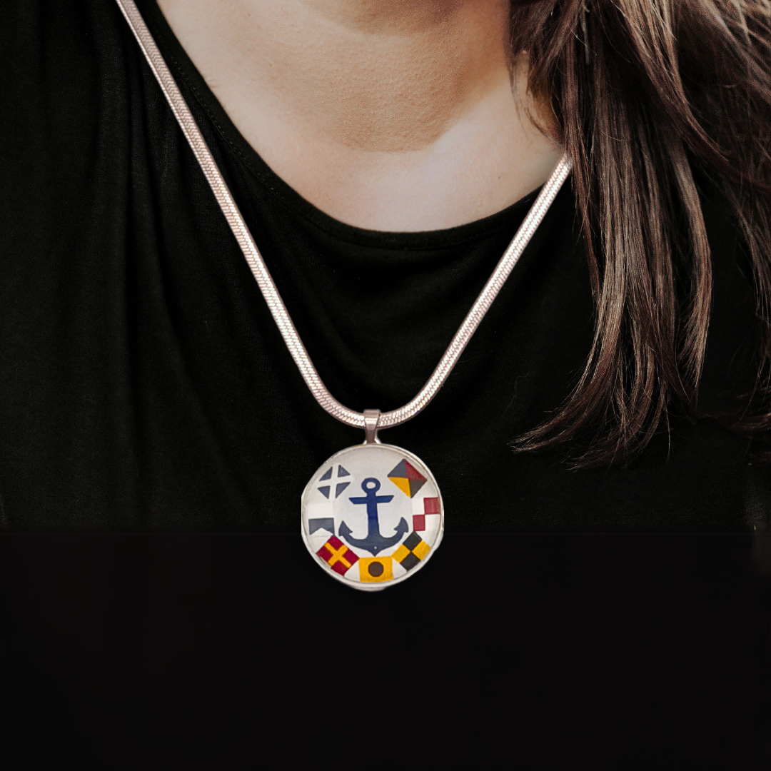 Collar con dije personalizado de nombre en banderas náuticas
