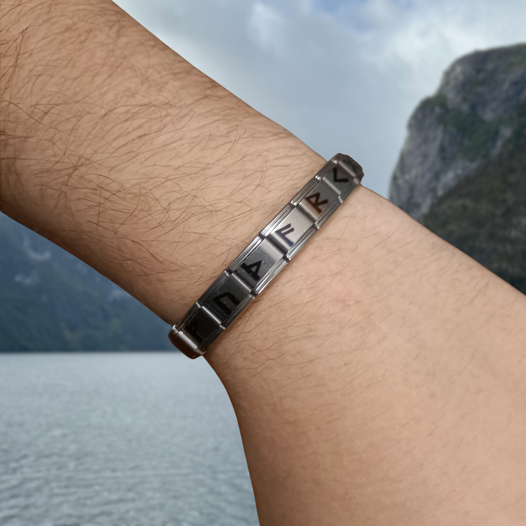 Pulsera Vikinga de Acero Inoxidable con Runas Nórdicas Plateada