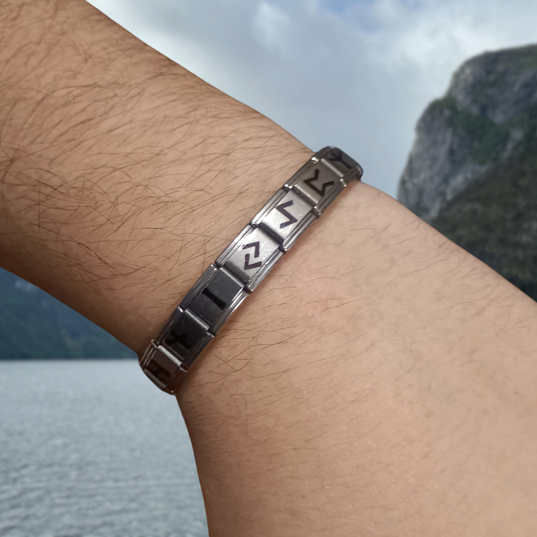 Pulsera Vikinga de Acero Inoxidable con Runas Nórdicas Plateada