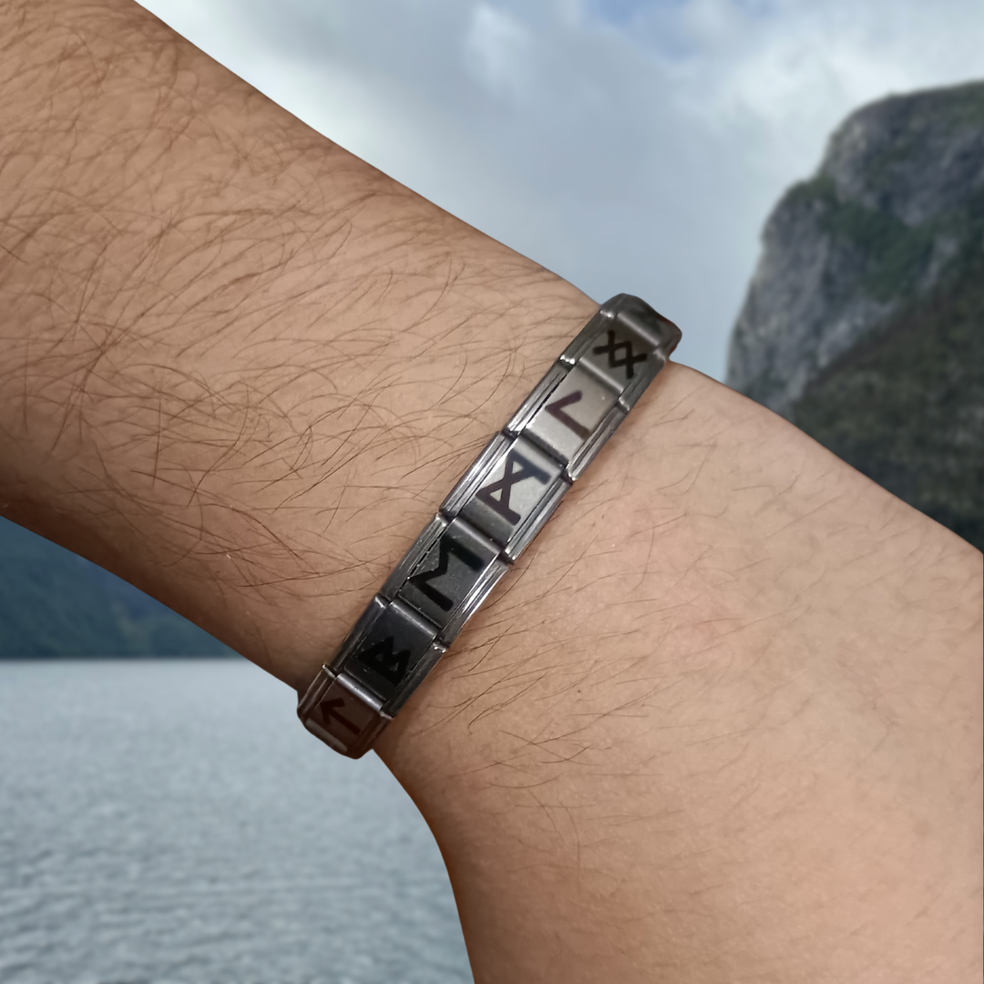 Pulsera Vikinga de Acero Inoxidable con Runas Nórdicas Plateada