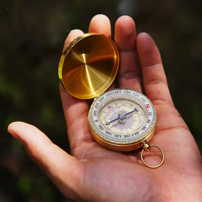 Brújula de Latón Dorado de Bolsillo de Alta Calidad - Ideal para Acampar y Hacer Senderismo