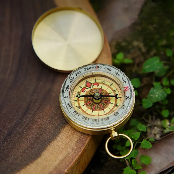 Brújula de Latón Dorado de Bolsillo de Alta Calidad - Ideal para Acampar y Hacer Senderismo