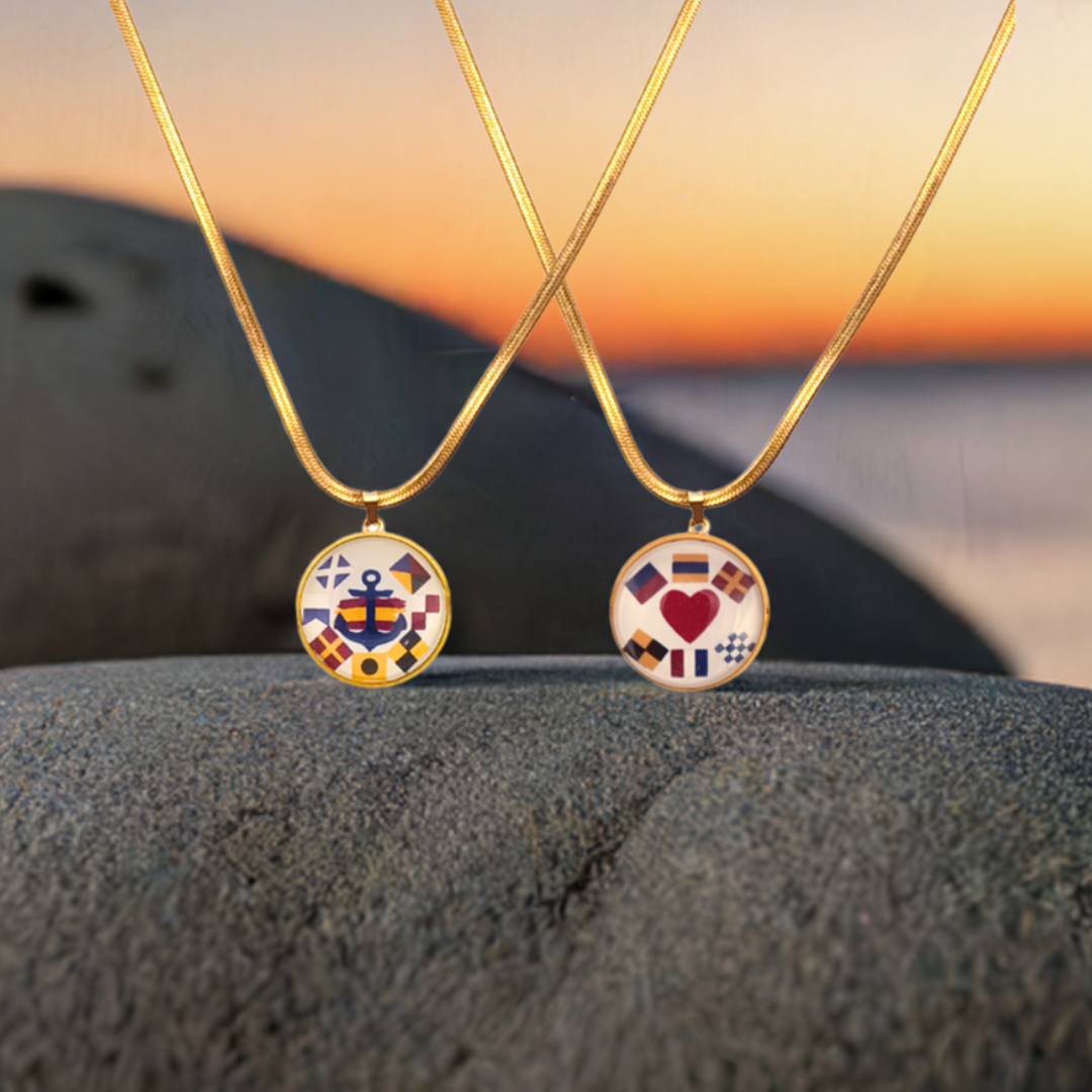 Collar con dije personalizado de nombre en banderas náuticas