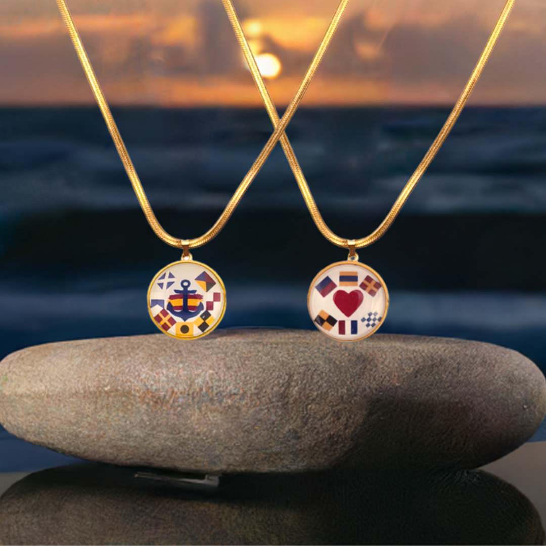 Collar con dije personalizado de nombre en banderas náuticas