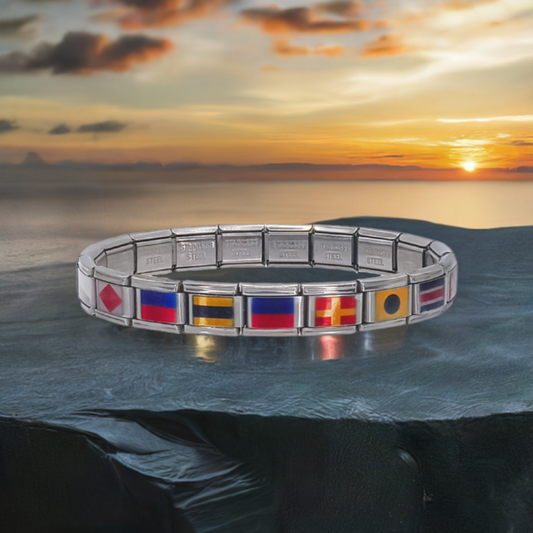 Pulsera personalizada en una plataforma de piedra una foto de producto de estudio reflejo playa puesta de sol estilo editorial