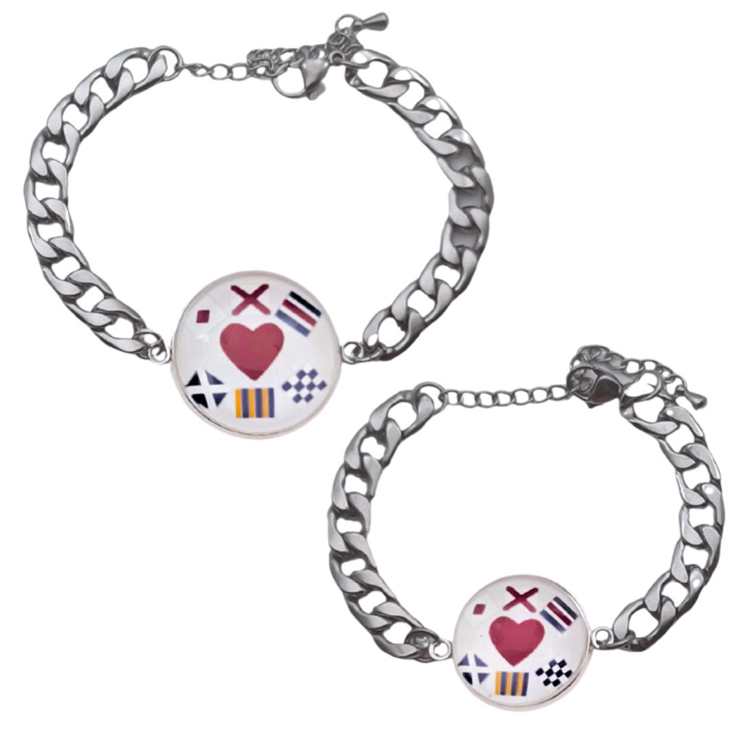 Set de Pulseras Dúo de Medallones Personalizados con Nombres en Banderas Náuticas - Grabado de Iniciales y Corazón