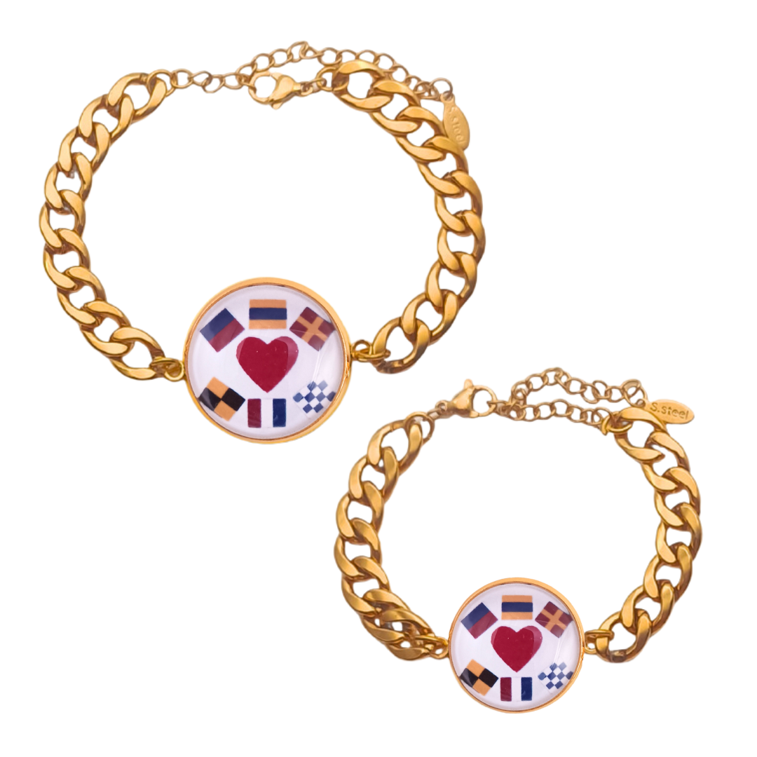 Set de Pulseras Dúo de Medallones Personalizados con Nombres en Banderas Náuticas - Grabado de Iniciales y Corazón