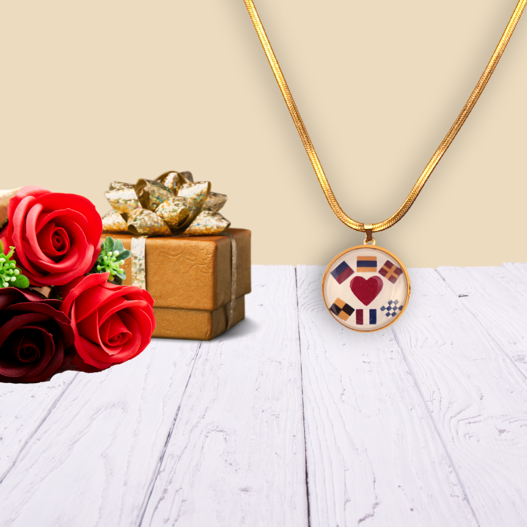 Collar con dije personalizado de nombre en banderas náuticas