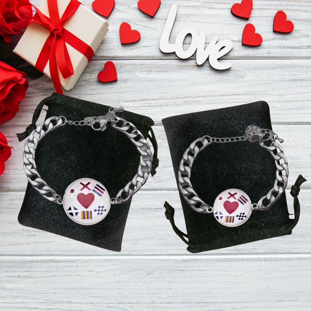 Set de Pulseras Dúo de Medallones Personalizados con Nombres en Banderas Náuticas - Grabado de Iniciales y Corazón