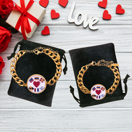 Set de Pulseras Dúo de Medallones Personalizados con Nombres en Banderas Náuticas - Grabado de Iniciales y Corazón