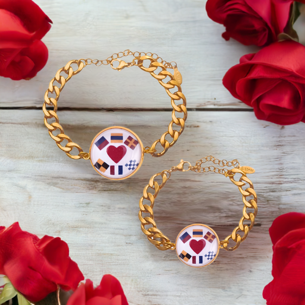 Set de Pulseras Dúo de Medallones Personalizados con Nombres en Banderas Náuticas - Grabado de Iniciales y Corazón