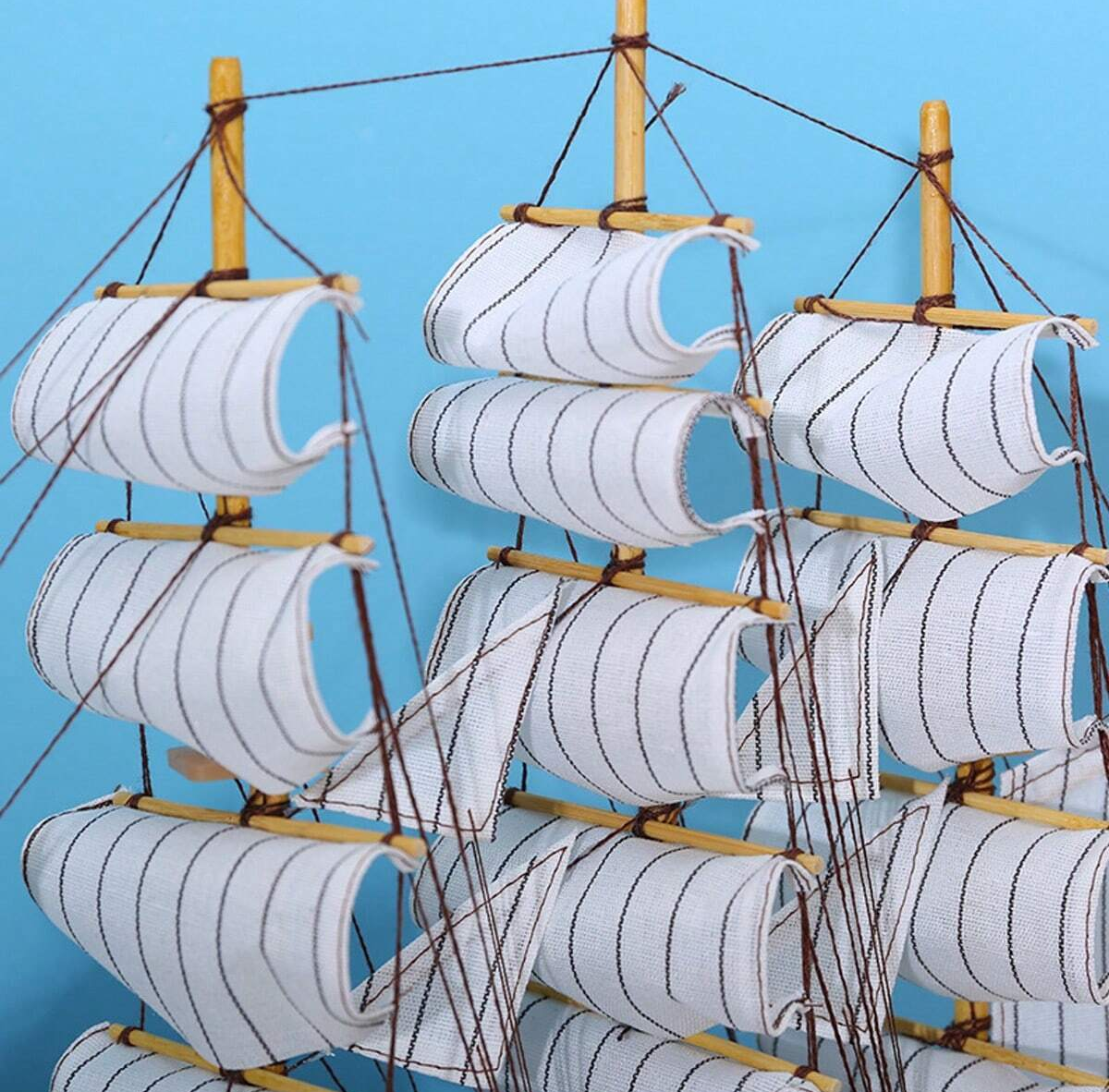 Barco de vela decorativo con iluminación